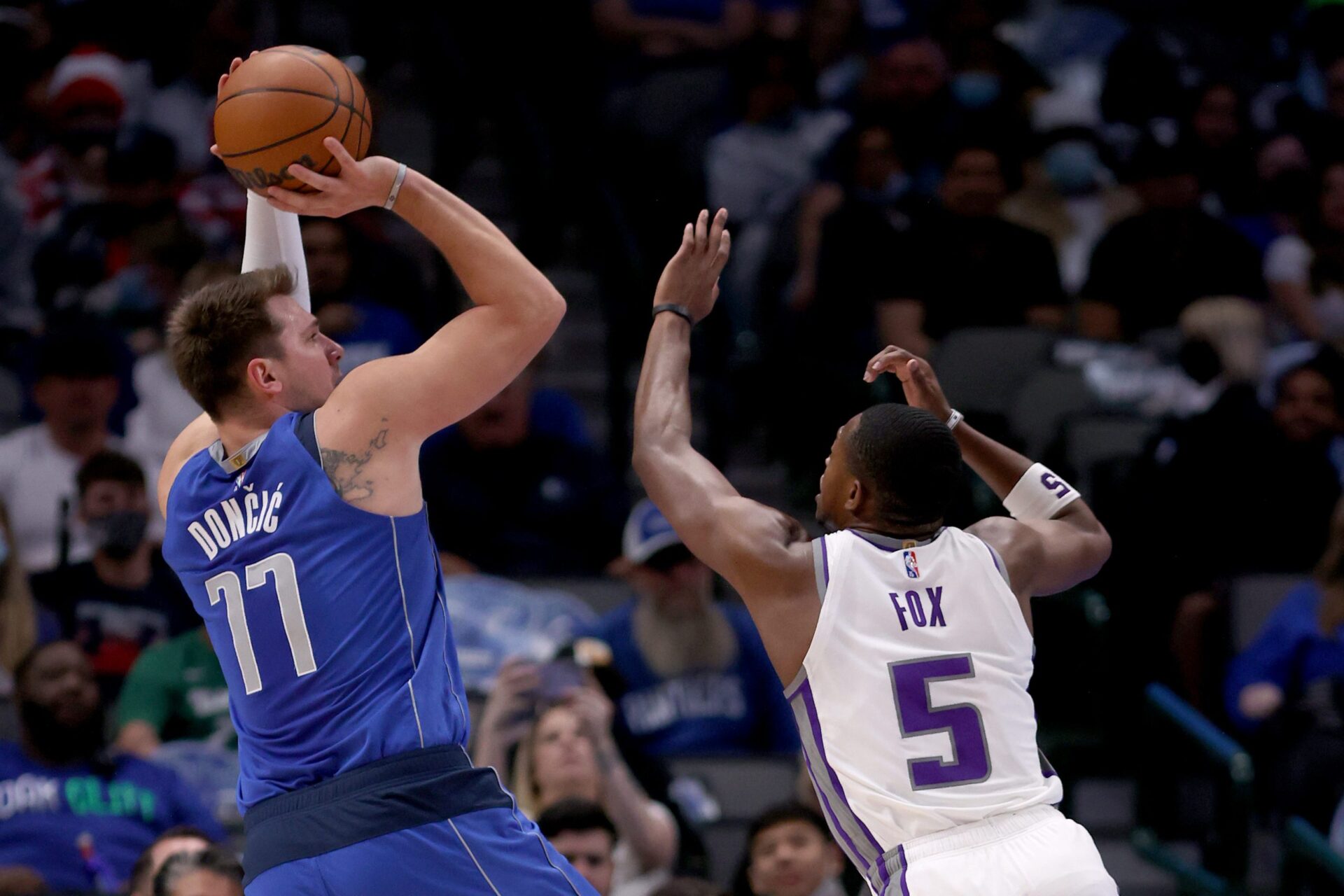 Battle in Sacramento: Can the Kings Tame the Doncic-Led Mavericks?