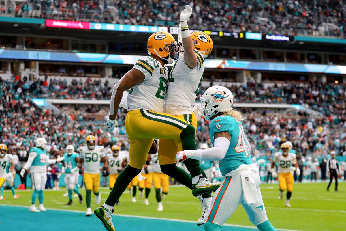 The Icy Battlefield: Packers vs. Dolphins – A Battle of Resilience and Recklessness