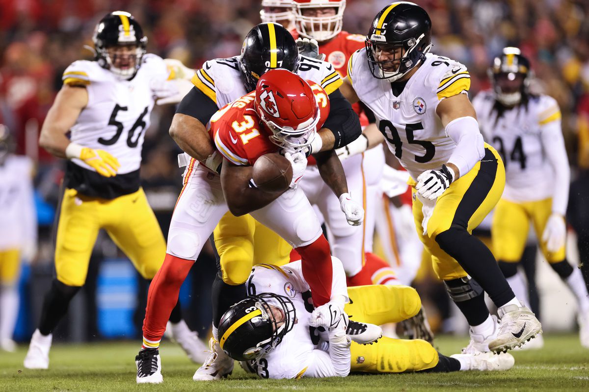 NFL’s Grinch Game: Chiefs Look to Dominate, But Can Steelers Strike Back?